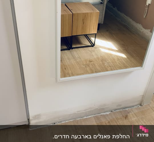 קיר עם סימני תיקון ושיפוץ ליד הרצפה